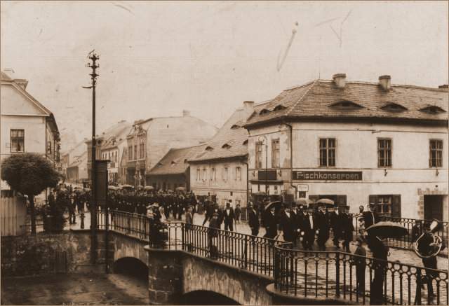 Slavnostní pochod horníků dolů Emeran Adela a Ludvik Bílinou na sv.Prokopa roku 1914.