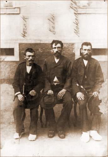 Pohlednice tří zachráněných horníků v roce 1892.